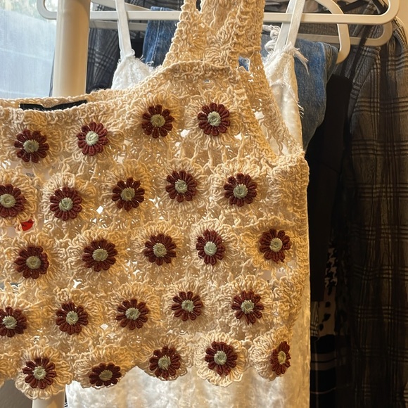 Julia Floral Crochet Sleeveless Cropped Top - Picture 2 of 4